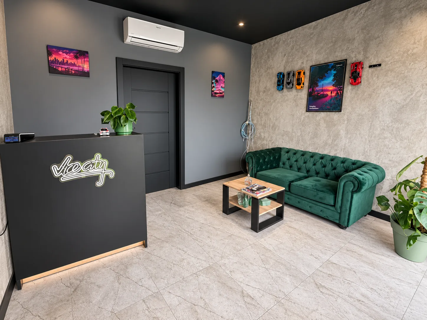 Poczekalnia Vice City Detailing z recepcją i zieloną kanapą