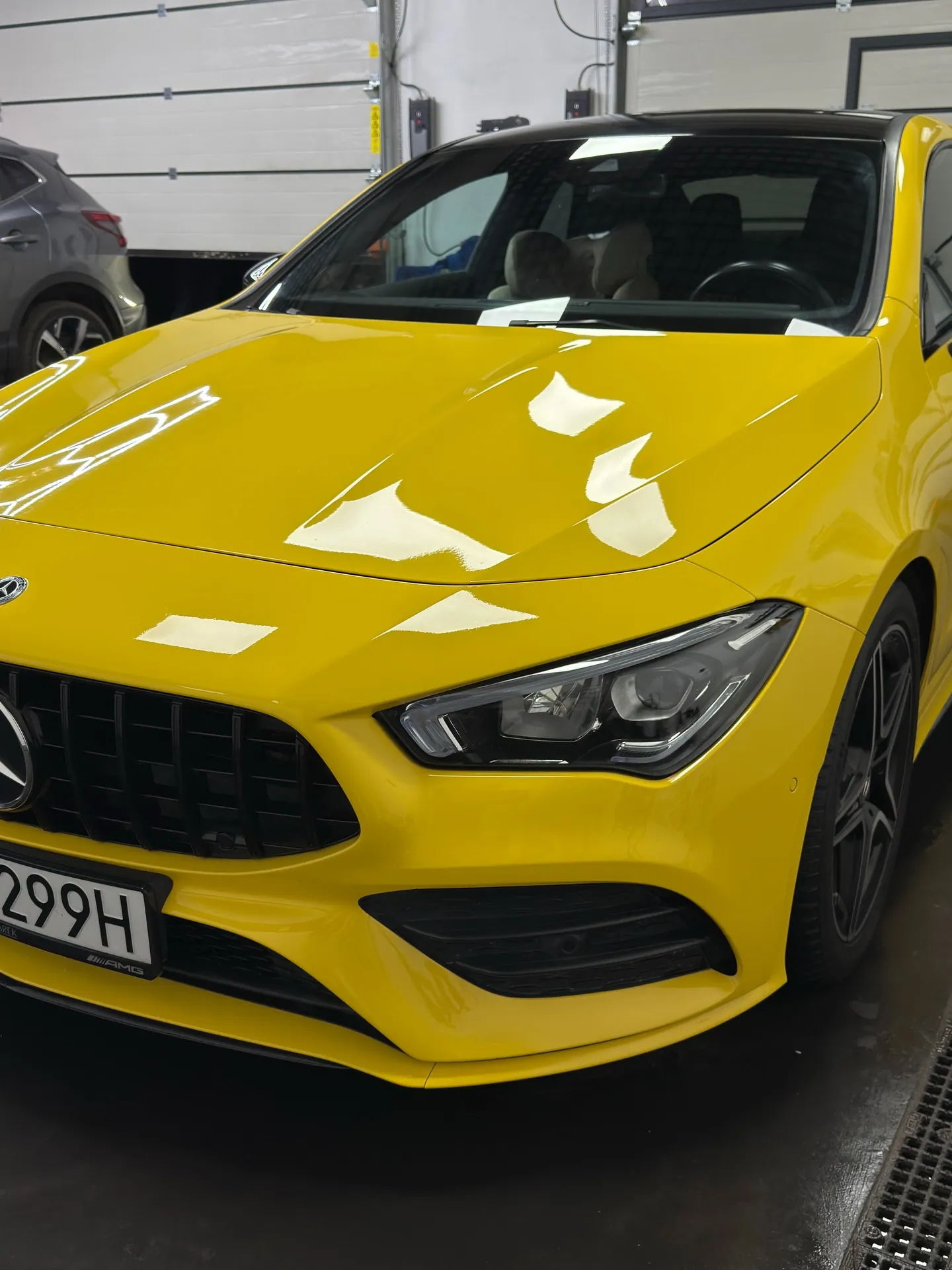 Żółty Mercedes, Lakier i przód samochodu