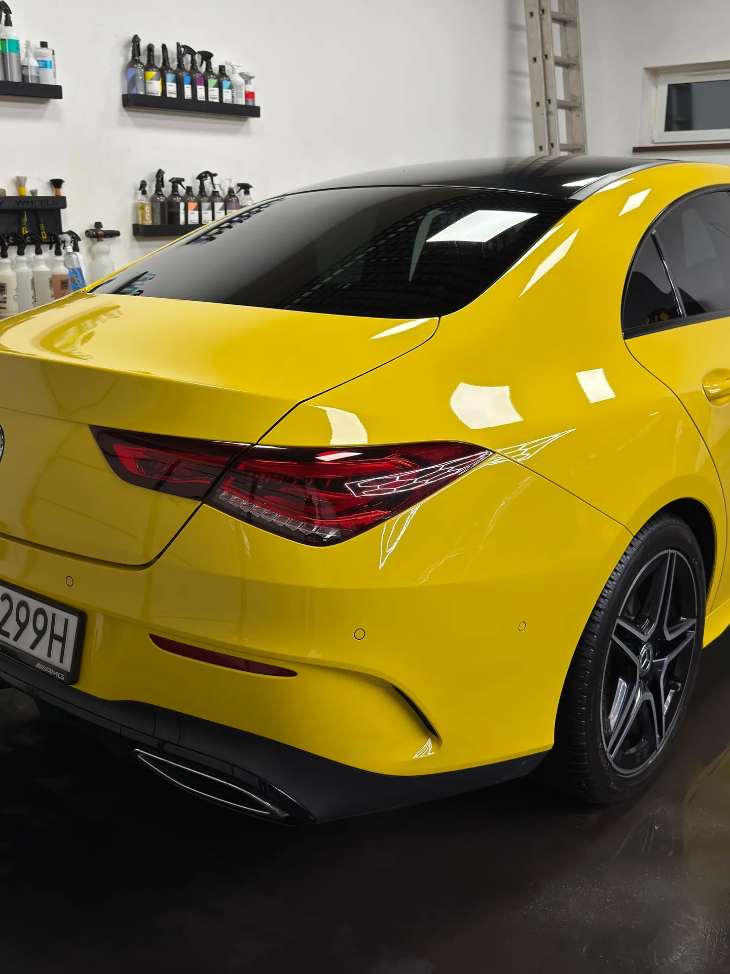 Żółty Mercedes, Połysk tylnej części