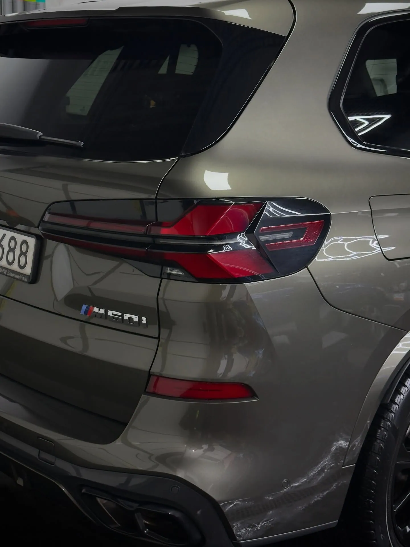 BMW z bliska, Tylny reflektor i lakier