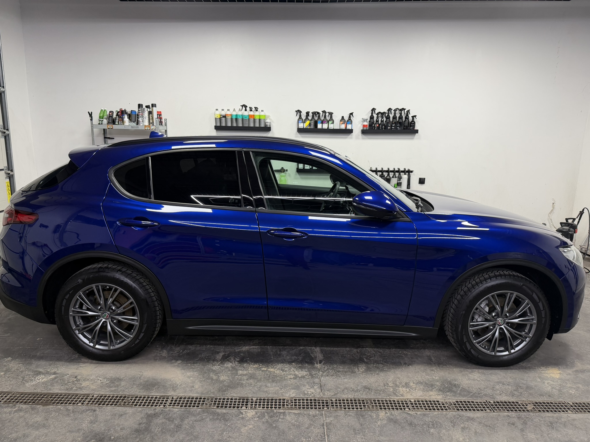 Niebieska Alfa Romeo Stelvio po dwuetapowej korekcie i powłoce ceramicznej w studiu Vice City Detailing