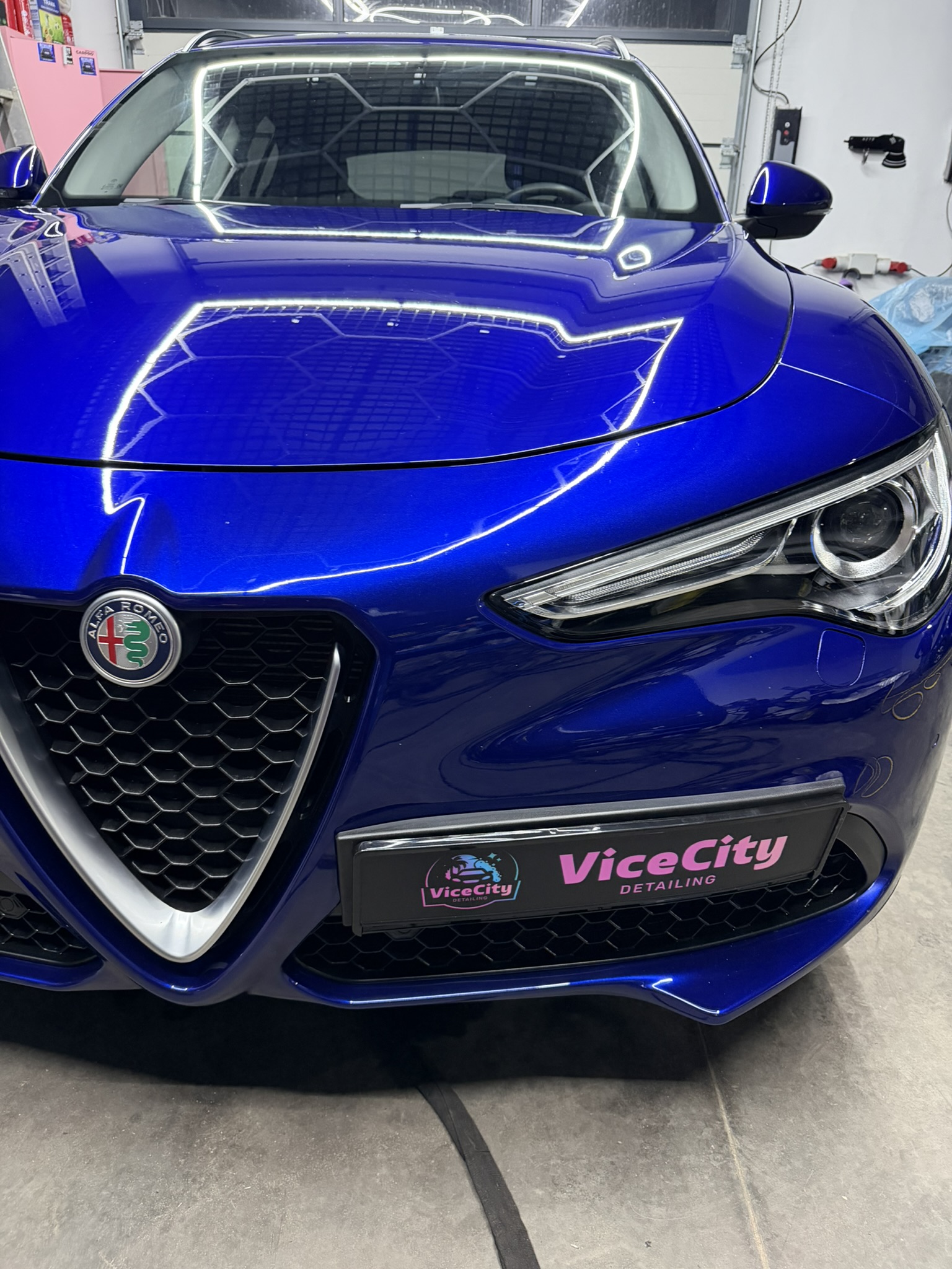 Niebieska Alfa Romeo Stelvio po polerowaniu i aplikacji Gtechniq